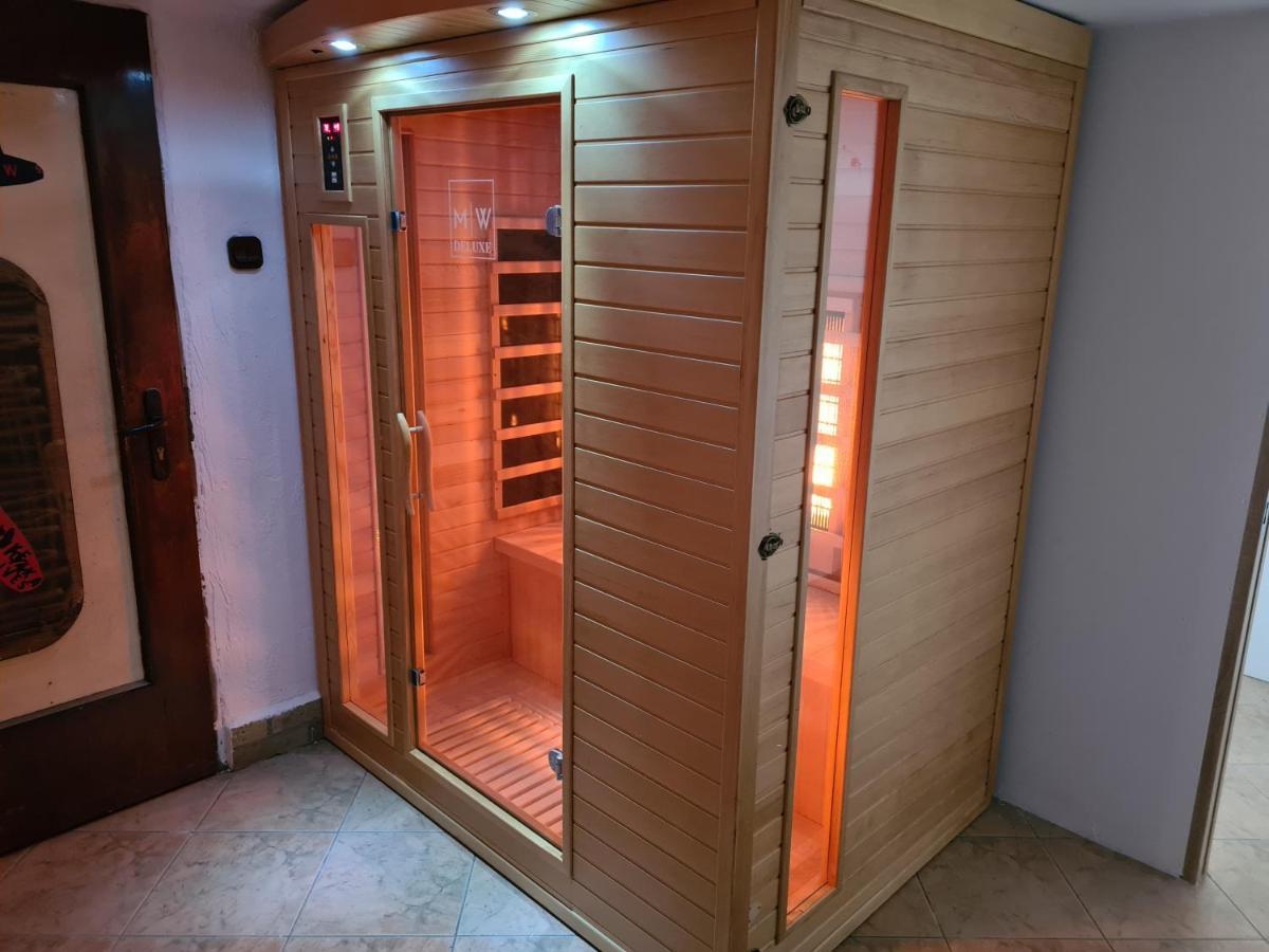 Naskarpie Jacuzzi Sauna Basen Apartment *